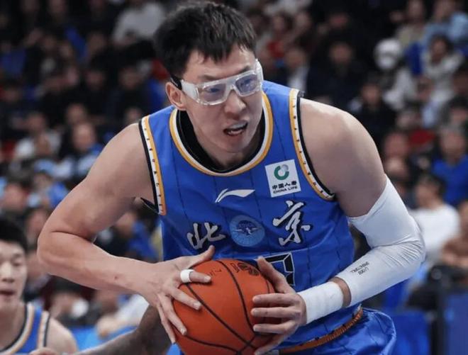 北京遭致命打擊！周琦眼部受傷，外加2內線傷停，後續內線咋辦？