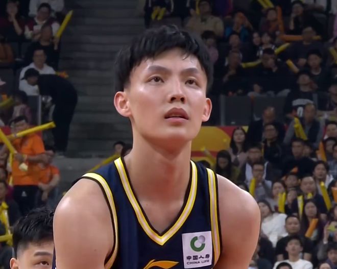 廣東半場領先1分！胡明軒13+4吐氣揚眉，薩林傑擺爛，內線被打爆