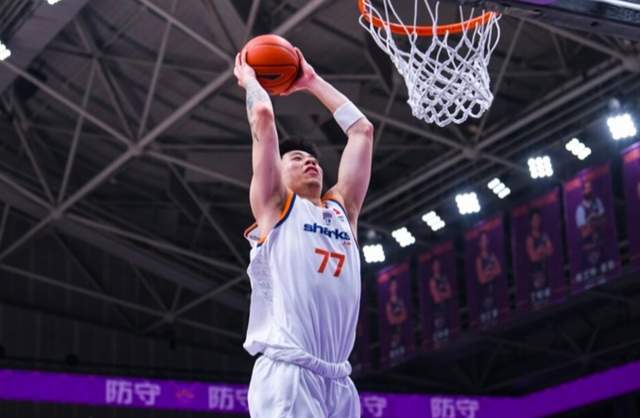 CCTV5直播！上海VS新疆嚴陣以待，張鎮麟漸入佳境，盧偉拒絕爆冷