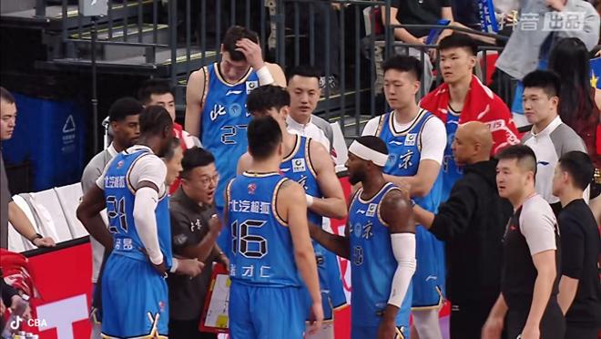 唉！真奇怪，三大頂薪合砍12分，比32歲老將得分少，怪得不4戰3負