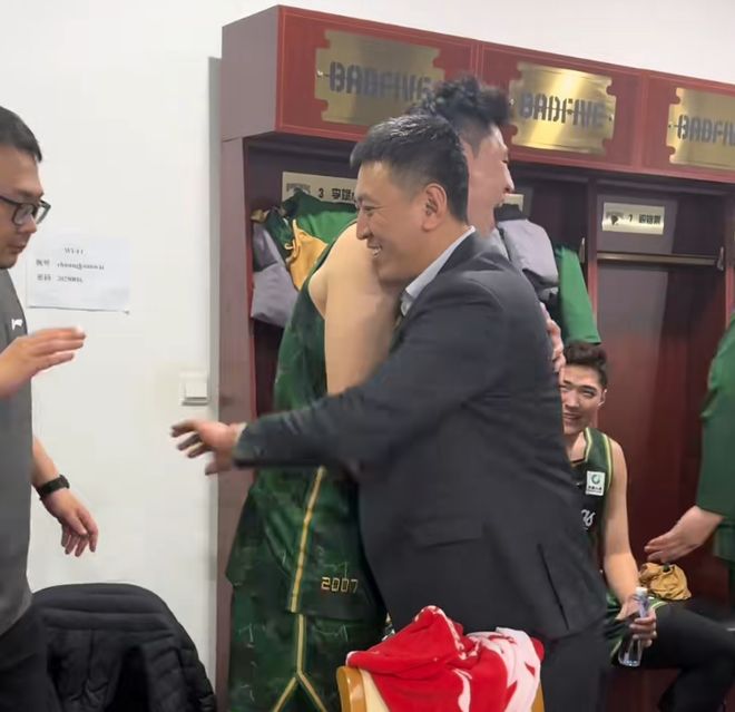 勝深圳更衣室！全員興奮氛圍極佳，漢茲領獎發懵，王世龍得金鏈子