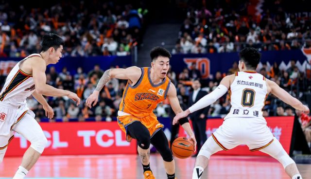 上海男籃VS新疆！盧偉全力出擊，洛夫頓爆發，央視直播